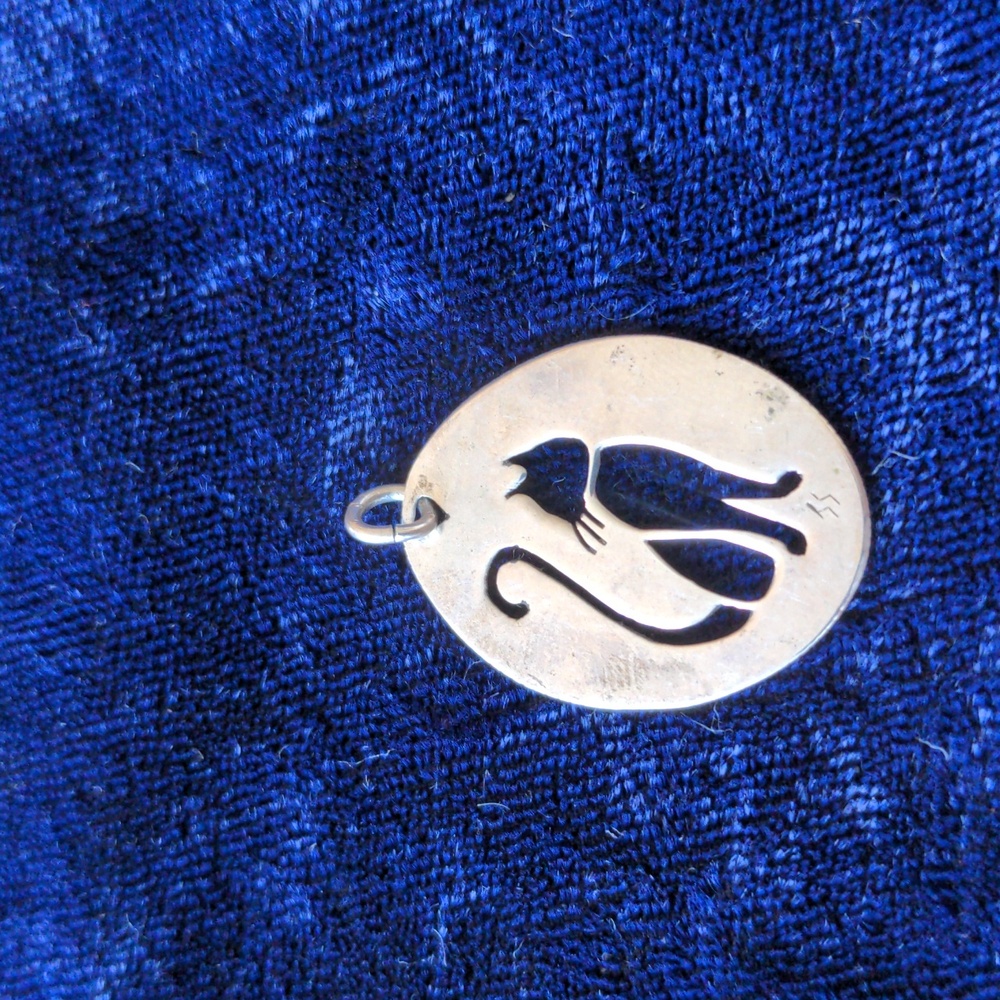 Oval silver tone pendant with intricately carved cat - Picture 3 of 4